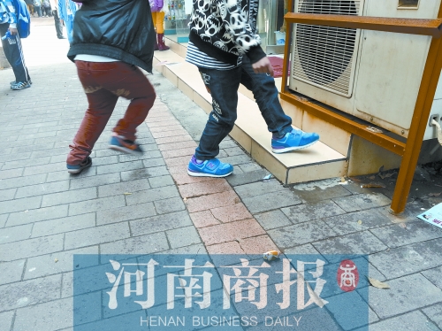 路邊，兩個(gè)小學(xué)生正在扔“臭屁炸彈