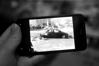 　　路人拍下的該車自燃情景。