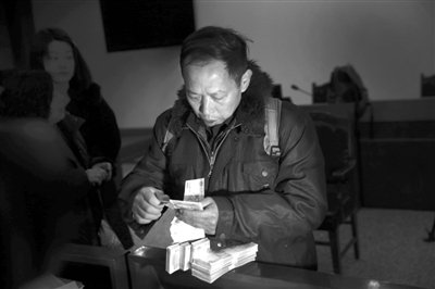 　昨日，從四川老家趕來(lái)的藍(lán)田忠，從房山法院執(zhí)行法官手里領(lǐng)到了自己的賠償款。他和15名工友在房山一煤礦