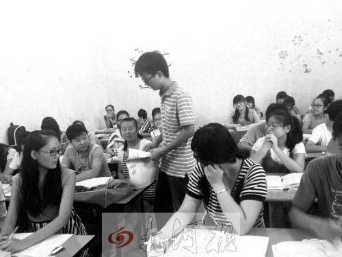 補(bǔ)習(xí)課上，馮昊怡不像老師，更像是學(xué)生們的同學(xué)。