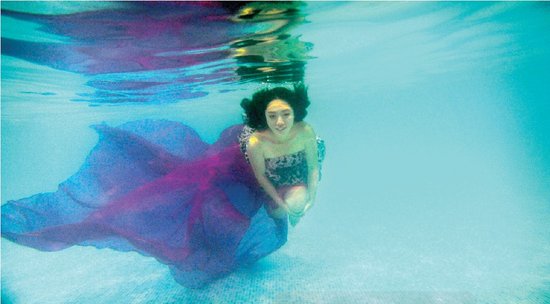 從水下拍的攝影作品充滿(mǎn)夢(mèng)幻效果，王笑笑如同藍(lán)色大海中的“美人魚(yú)”