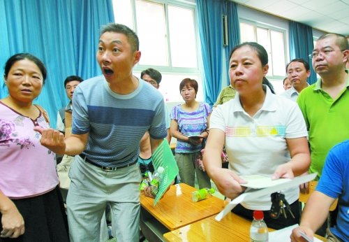 小升初“復(fù)議”現(xiàn)場，一些孩子被分得“遠”的家長討說法