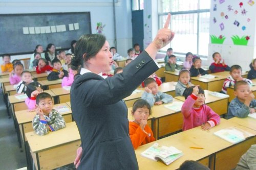 不到上小學(xué)年齡的孩子，只得在幼兒園復(fù)讀或者上“幼小銜接班”