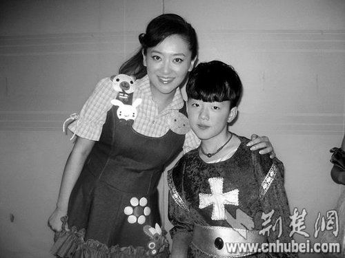 楊光參加央視節(jié)目表演時(shí)，同主持人月亮姐姐合影