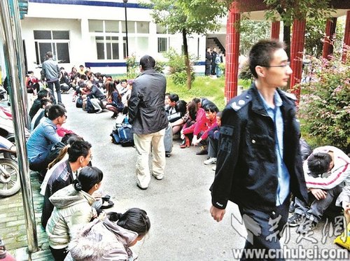 派出所院子里，擠滿了被解救的傳銷人員