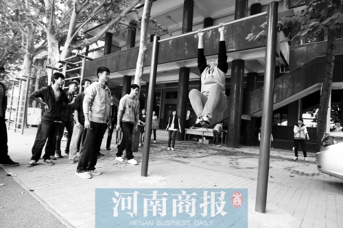 引體向上，難住不少同學(xué)
