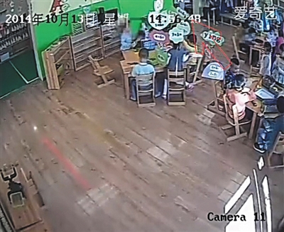 幼兒園監(jiān)控畫面顯示，小健曾被推搡、拉扯（紅箭頭處）