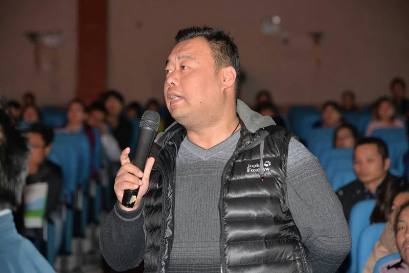 講座結(jié)束家長朋友踴躍提問，請專家答疑解惑