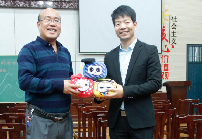 為洛陽市澗西區(qū)實(shí)驗(yàn)小學(xué)校長(zhǎng)馬國(guó)順贈(zèng)送一校一品吉祥物