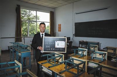 　張俊成，41歲，曾是北京大學的一名保安。1995年，通過成人高考，考上了北京大學法律系(專科)，被媒體稱為“北大保安高考第一人”，現(xiàn)為長治市一所中等職校的校長