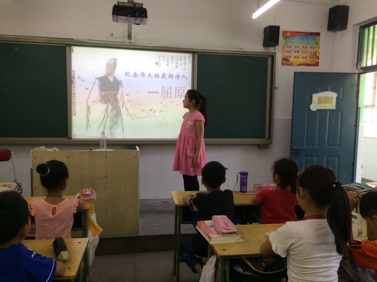 隊(duì)員們進(jìn)行“端午時(shí)節(jié)話(huà)屈原”講故事比賽