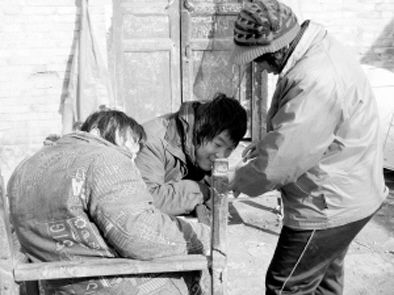 去年年初，武文英和雙胞胎腦癱兒子。圖片來源/《周口晚報(bào)》