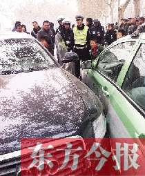 奧迪車將出租車車身撞個大坑