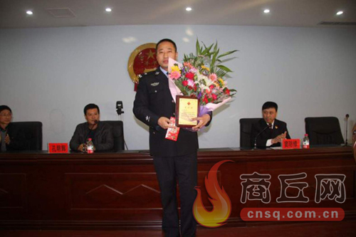 高兵雷是睢陽(yáng)區(qū)檢察院一位檢察干警，在去鄭州捐獻(xiàn)造血干細(xì)胞時(shí)，他所在的單位為他組織了熱烈的歡送儀式