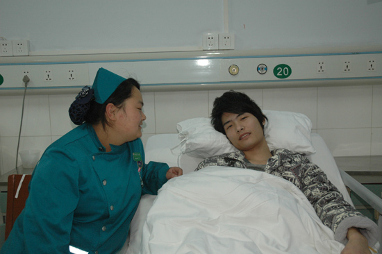 小伙兒患病智力"重返童年" 無(wú)家可歸難住醫(yī)院 小伙兒患病智力"重返童年" 無(wú)家可歸難住醫(yī)院