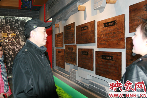 郭達(dá)聽講解員講解馬街書會(huì)淵源