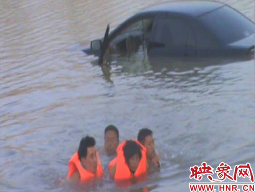 韓明、賈建峰，馮先忠三位市民奮力營(yíng)救落水者