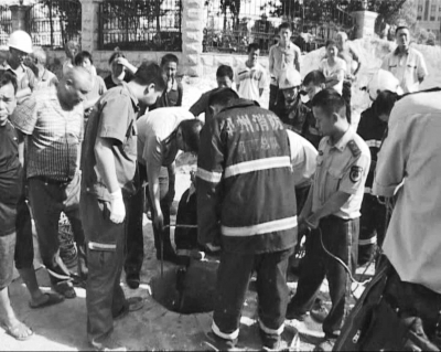 消防戰(zhàn)士在井口緊張救援 消防戰(zhàn)士在井口緊張救援