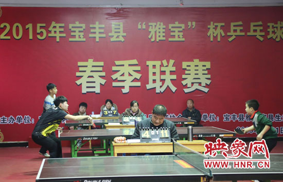 2月22日，河南省寶豐縣兩名乒乓球參賽選手在比賽中激烈角逐。