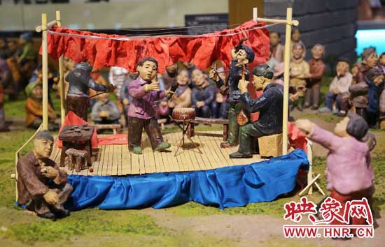 河南寶豐中華曲藝展覽館內(nèi)的說(shuō)唱和聽(tīng)書(shū)造型的泥塑人。（3月1日攝）