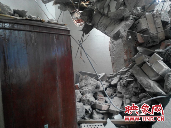 唯一幸存的衣柜上面布滿了瓦礫 唯一幸存的衣柜上面布滿了瓦礫