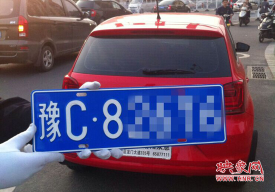 藏在后備箱的車(chē)號(hào)牌