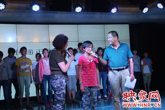 為26位貧困兒童募集94685.99元和價值近五萬元的書籍、衣物等物資