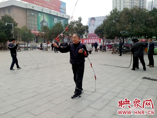 老者雙手執(zhí)鞭 老者雙手執(zhí)鞭