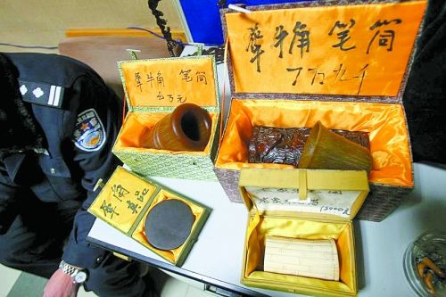 這些商品被暫扣，并根據(jù)鑒定情況對販賣者依法處罰。 記者 閆化莊 攝