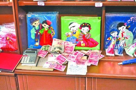 2012年6月21日，在朝鮮羅先特別市的一家商店里，柜臺(tái)上散落著一些人民幣。在朝鮮，人民幣比本國(guó)的貨幣更受歡迎。 CFP供圖