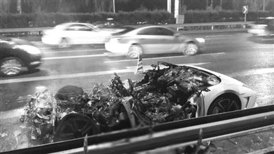 蘭博基尼自燃后報廢。　微博網(wǎng)友 SCC寬寬 攝