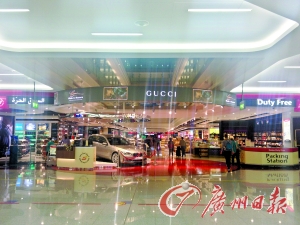 　迪拜機場的免稅店是不少人的血拼地。