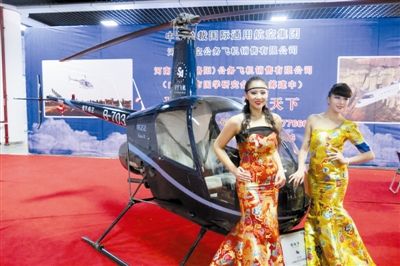 美女固然誘人，但更誘人的恐怕還是直升機(jī)