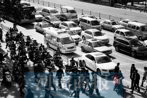 紫荊山路與商城路交叉口，見無車讓行，一輛救護車只好選擇右轉(zhuǎn)車道直行 記者 邱曉峰/攝