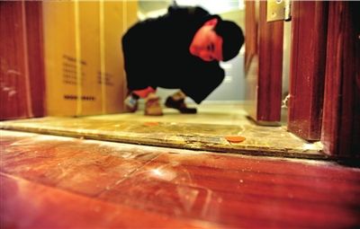 新房地板瓷磚有裂痕。 本報(bào)記者 陶冉 攝