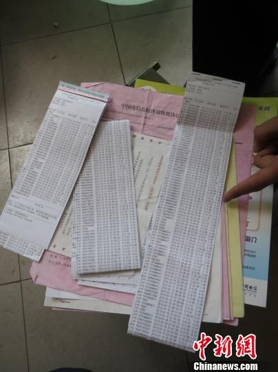 圖為王澤母睿收集的話費詳單等證據。 白琥 攝