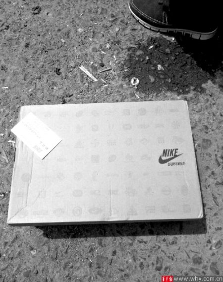 劉先生下單訂購(gòu)的運(yùn)動(dòng)鞋包裝為“耐克”，里面卻是“安踏”。 受訪者供圖