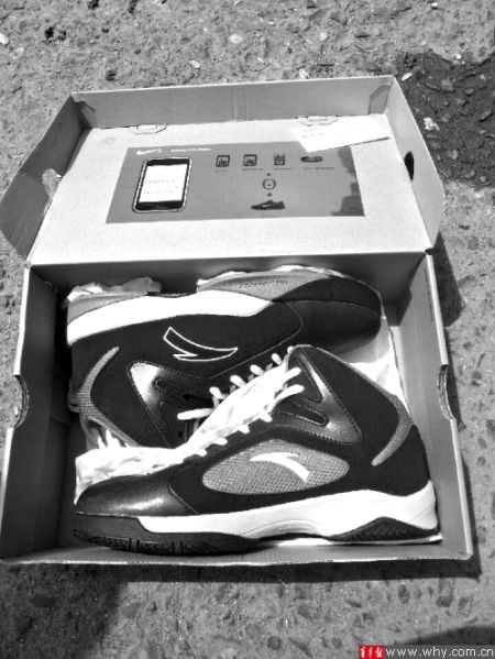 劉先生下單訂購(gòu)的運(yùn)動(dòng)鞋包裝為“耐克”，里面卻是“安踏”。 受訪者供圖