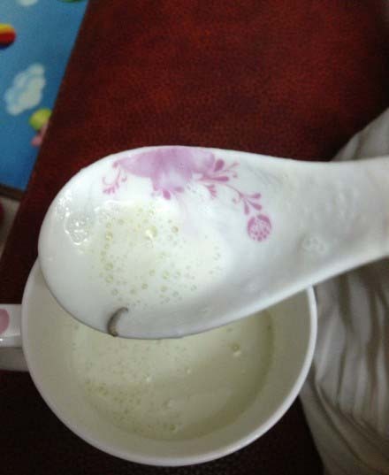 消費者在美贊臣奶粉中吃出蟲子。