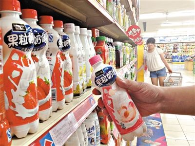 昨日，勁松京客隆超市貨架上，可口可樂果粒奶優(yōu)仍在售?？煽诳蓸饭咀蛉瞻l(fā)表聲明稱，已使用25公斤可能受到肉毒桿菌污染的乳粉，用于生產(chǎn)個別批次的美汁源果粒奶優(yōu)。新京報記者 韓萌 攝