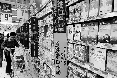 在通州某超市，進(jìn)口奶粉、純牛奶打出“原裝進(jìn)口”的招牌吸引消費(fèi)者購買 攝/法制晚報(bào)記者 黑克