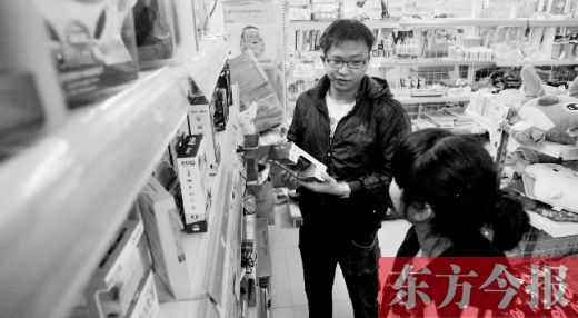 大學(xué)生創(chuàng)業(yè)孵化園內(nèi)，大學(xué)生S團(tuán)實(shí)體店的工作人員在向兩個(gè)同學(xué)推介商品