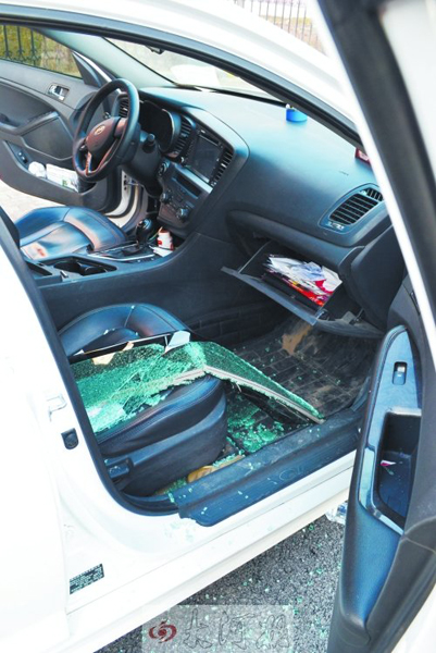 車玻璃被砸碎，車內被翻動。
