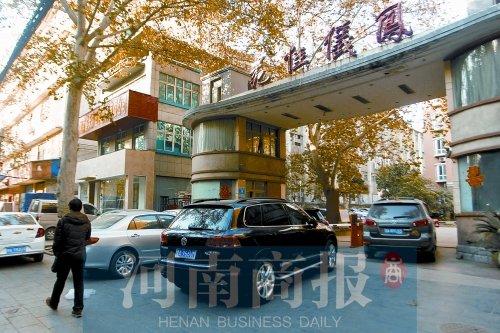 業(yè)主把車(chē)停在小區(qū)門(mén)前