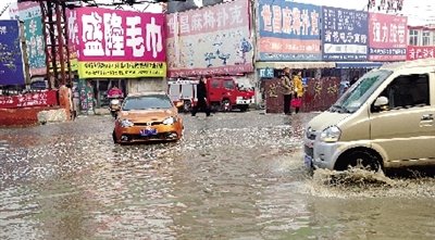 這里積水一個(gè)月不退，商戶傷透腦筋。