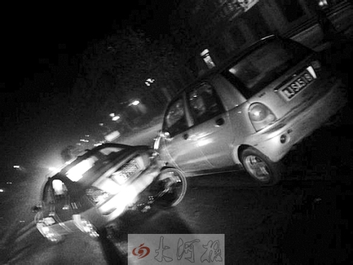 撞上出租車QQ才停下，兩車間還夾著一輛自行車。