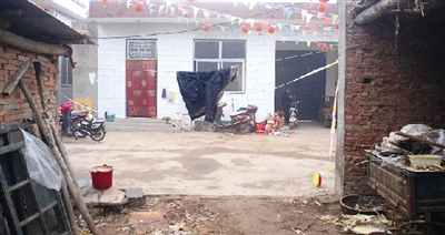 辦喜事扯的彩條還沒有褪色，這個(gè)農(nóng)家小院就發(fā)生了慘案。