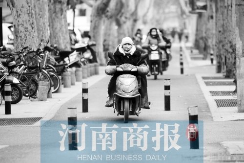 金水路防疫路附近，路樁間距很小，電動(dòng)車經(jīng)過(guò)時(shí)要很小心才能避開(kāi)