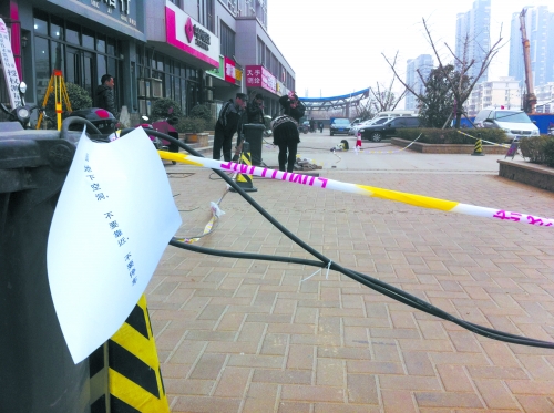 這處危險(xiǎn)路段，從表面看沒有一點(diǎn)異常。但是在地面下，坍塌的大坑可裝下中巴車。