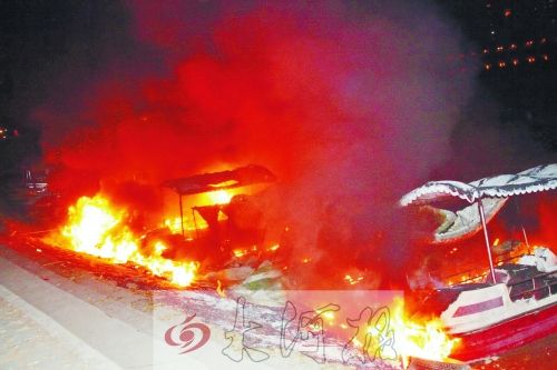 觀光船著火，火光沖天。